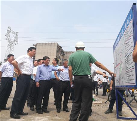 鄭俊康、吳煒到火車站周邊路網(wǎng)改造工程調(diào)研