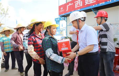 集團(tuán)公司黨委委員、副總經(jīng)理侯立林到公司施工一線送清涼
