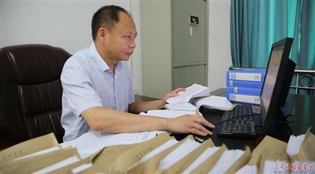 初心不改　本色不褪——記廣西勤廉榜樣、河池市紀(jì)委副書記、監(jiān)委副主任黃振林