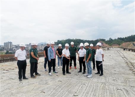 覃振華：保質(zhì)量搶進度 獻(xiàn)禮三江縣慶