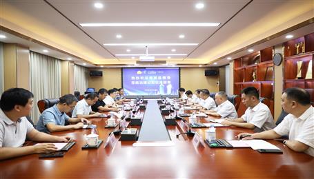 覃振華與鹿寨縣委副書記、縣長楊毅舉行工作會談