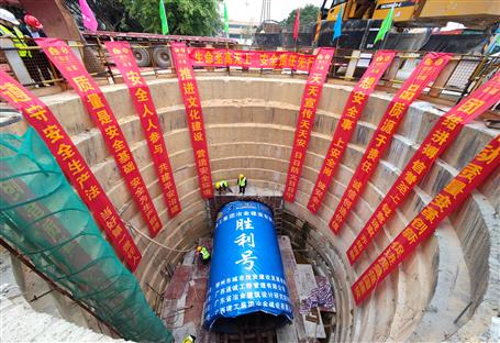 廖立波現(xiàn)場指導(dǎo)95噸重頂管機精準(zhǔn)定位吊裝