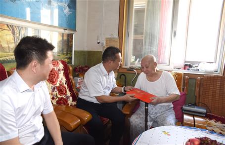 覃振華、賴海標(biāo)國慶節(jié)前慰問離休老干部