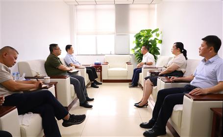 覃振華與柳北區(qū)委書記、區(qū)長石中華舉行工作會(huì)談