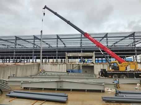 【奮戰(zhàn)三季度 打贏攻堅(jiān)戰(zhàn)】冶建第四分公司內(nèi)蒙古項(xiàng)目2#冷庫(kù)鋼結(jié)構(gòu)首吊成功！